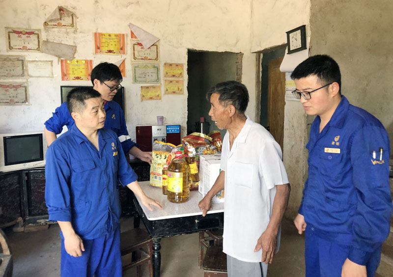 能源團(tuán)員青年精準(zhǔn)扶貧獻(xiàn)愛心