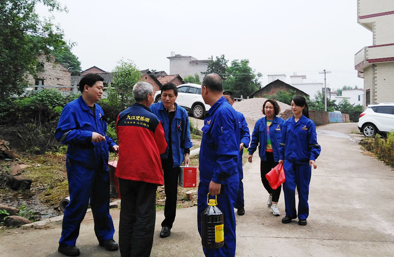 180黨委慰問六合村聯(lián)點(diǎn)貧困戶